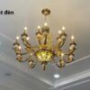 Đèn chùm cổ diển hoàng gia SNT3065 phần khung đèn được chế tác từ chất liệu hợp kim cao cấp, mạ vàng bóng bẩy. Giúp chiếc đèn có độ bền vượt trội và không bị oxy hóa theo thời gian. Những chi tiết hoa văn tinh tế trên các nhánh đèn được chạm khắc tỉ mỉ. Tạo nên sự cầu kỳ và nổi bật.