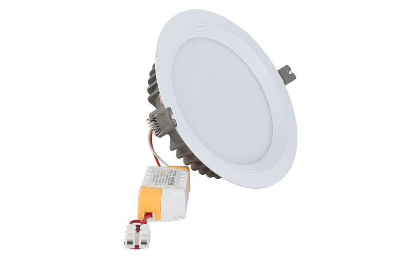 Đèn downlight âm trần là giải pháp chiếu sáng hiện đại, giúp không gian trở nên sang trọng và tinh tế. Với thiết kế âm trần gọn gàng, đèn downlight không chỉ mang lại ánh sáng đồng đều mà còn tiết kiệm năng lượng. Đây là lựa chọn lý tưởng cho nhiều loại công trình từ nhà ở đến văn phòng.