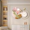 Chiếc đồng hồ decor này với thiết kế tinh xảo. Sự kết hợp giữa hình ảnh thiên nhiên và đường nét tối giản của đồng hồ, tạo nên tổng thể hài hòa. Phù hợp với mọi phong cách nội thất, từ hiện đại, Bắc Âu đến tối giản. Mặt đồng hồ được chế tác với hình ảnh bông hoa Tulip nhẹ nhàng và sang trọng. Kết hợp cùng viền kim loại vàng ánh kim, mang đến cảm giác trang nhã nhưng không kém phần nổi bật.