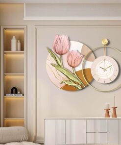 Chiếc đồng hồ decor này với thiết kế tinh xảo. Sự kết hợp giữa hình ảnh thiên nhiên và đường nét tối giản của đồng hồ, tạo nên tổng thể hài hòa. Phù hợp với mọi phong cách nội thất, từ hiện đại, Bắc Âu đến tối giản. Mặt đồng hồ được chế tác với hình ảnh bông hoa Tulip nhẹ nhàng và sang trọng. Kết hợp cùng viền kim loại vàng ánh kim, mang đến cảm giác trang nhã nhưng không kém phần nổi bật.