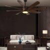 Chiếc quạt trần sở hữu thiết kế cánh gỗ uốn cong mềm mại, tạo hiệu ứng chuyển động uyển chuyển và êm ái. Sắc nâu trầm của gỗ tự nhiên kết hợp với ánh sáng trung tính từ đèn LED tích hợp, tạo nên tổng thể thanh lịch và ấm cúng. Phần đèn LED trung tâm không chỉ giúp chiếu sáng không gian mà còn tăng tính thẩm mỹ, biến chiếc quạt thành một món đồ nội thất mang phong cách hiện đại, sang trọng.