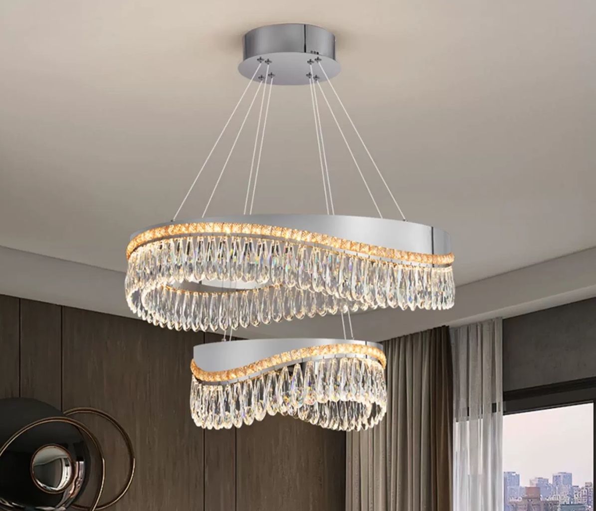Mang đến sự tinh tế và sang trọng bậc nhất, đèn chùm pha lê nghệ thuật cao cấp là điểm nhấn hoàn hảo cho mọi không gian phòng khách. Với thiết kế lượn sóng mềm mại kết hợp pha lê cao cấp đính đều, chiếc đèn như một dải ánh sáng lấp lánh treo lơ lửng giữa không trung, tạo nên cảm giác thanh thoát, hiện đại và đầy đẳng cấp.