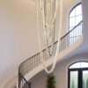 Khi vẻ đẹp chạm đến đỉnh cao của sự sang trọng, chiếc đèn thông tầng pha lê chính là tuyên ngôn hoàn mỹ cho không gian sống đẳng cấp. Với thiết kế hoành tráng, từng sợi dây pha lê uốn lượn mềm mại như dòng thác ánh sáng chảy tràn từ trần nhà, tạo nên một khung cảnh choáng ngợp ngay từ ánh nhìn đầu tiên.