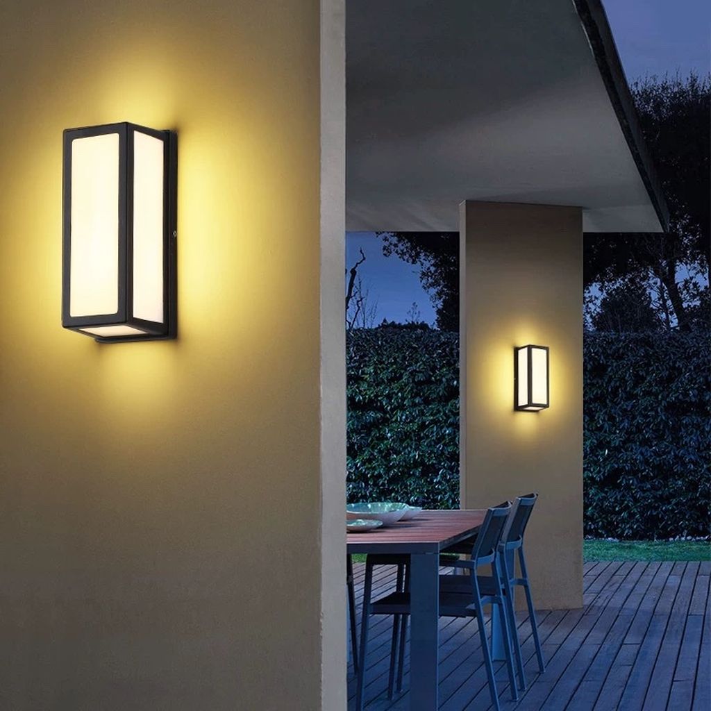 Đèn ốp tường được chế tác với khung kim loại phủ sơn tĩnh điện màu đen sang trọng, tạo cảm giác vững chãi, chắc chắn và bền đẹp theo thời gian. Bao quanh bóng đèn là lớp kính trong suốt cao cấp, giúp ánh sáng tỏa đều, tạo nên hiệu ứng lung linh và ấm áp mỗi khi đêm về. Phong cách thiết kế khối hộp hiện đại kết hợp tinh tế với bóng đèn cổ điển. Mang đến nét giao thoa hài hòa giữa cổ điển và hiện đại. Một điểm nhấn hoàn hảo cho mọi công trình kiến trúc.