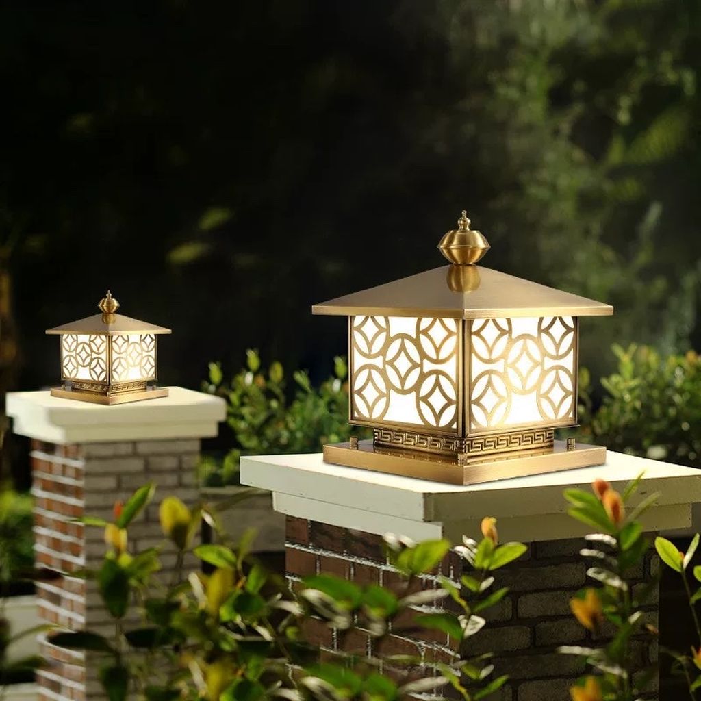 Đèn trụ cổng mạ vàng sang trọng SNT5586 với thiết kế lấy cảm hứng từ phong cách Á Đông hiện đại. Chiếc đèn nổi bật nhờ hoa văn hình học đồng tâm được cắt CNC tỉ mỉ, sắc nét. Ánh sáng bên trong lan tỏa dịu dàng qua lớp kính mờ, không chói lóa mà vẫn đủ sáng, tạo cảm giác ấm cúng và thân thiện ngay từ cái nhìn đầu tiên.