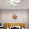 Ngay từ cái nhìn đầu tiên, mẫu đèn trần LED này đã gây ấn tượng mạnh bởi hình khối hình học lồng ghép đầy nghệ thuật, tạo cảm giác chuyển động không ngừng và chiều sâu thị giác. Ánh sáng LED trắng dịu được phân bố đều khắp các khung đèn, mang đến hiệu ứng ánh sáng mượt mà, không chói mắt, phù hợp cho cả không gian nghỉ ngơi và làm việc.