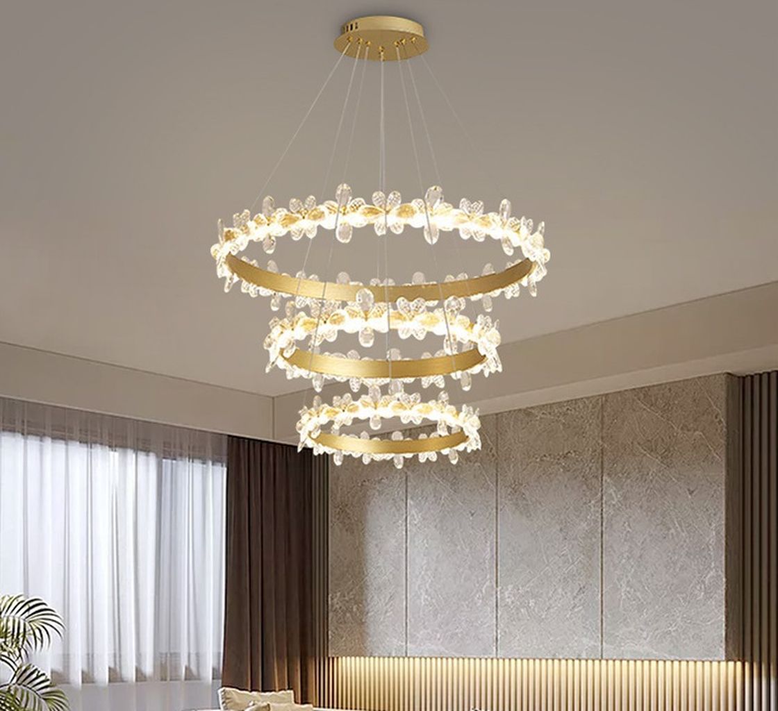 Chiếc đèn chùm nghệ thuật mà bạn đang chiêm ngưỡng không chỉ là một thiết bị chiếu sáng thông thường, mà là một kiệt tác nghệ thuật nội thất. Với thiết kế 3 vòng tròn xoắn tầng độc đáo, được đính kèm hàng loạt chi tiết pha lê trong suốt hình cánh bướm, sản phẩm tạo ra hiệu ứng ánh sáng lung linh, huyền ảo và đầy sang trọng. Mỗi đường nét được chăm chút tỉ mỉ, khiến không gian trở nên mềm mại, tinh tế và giàu cảm xúc.