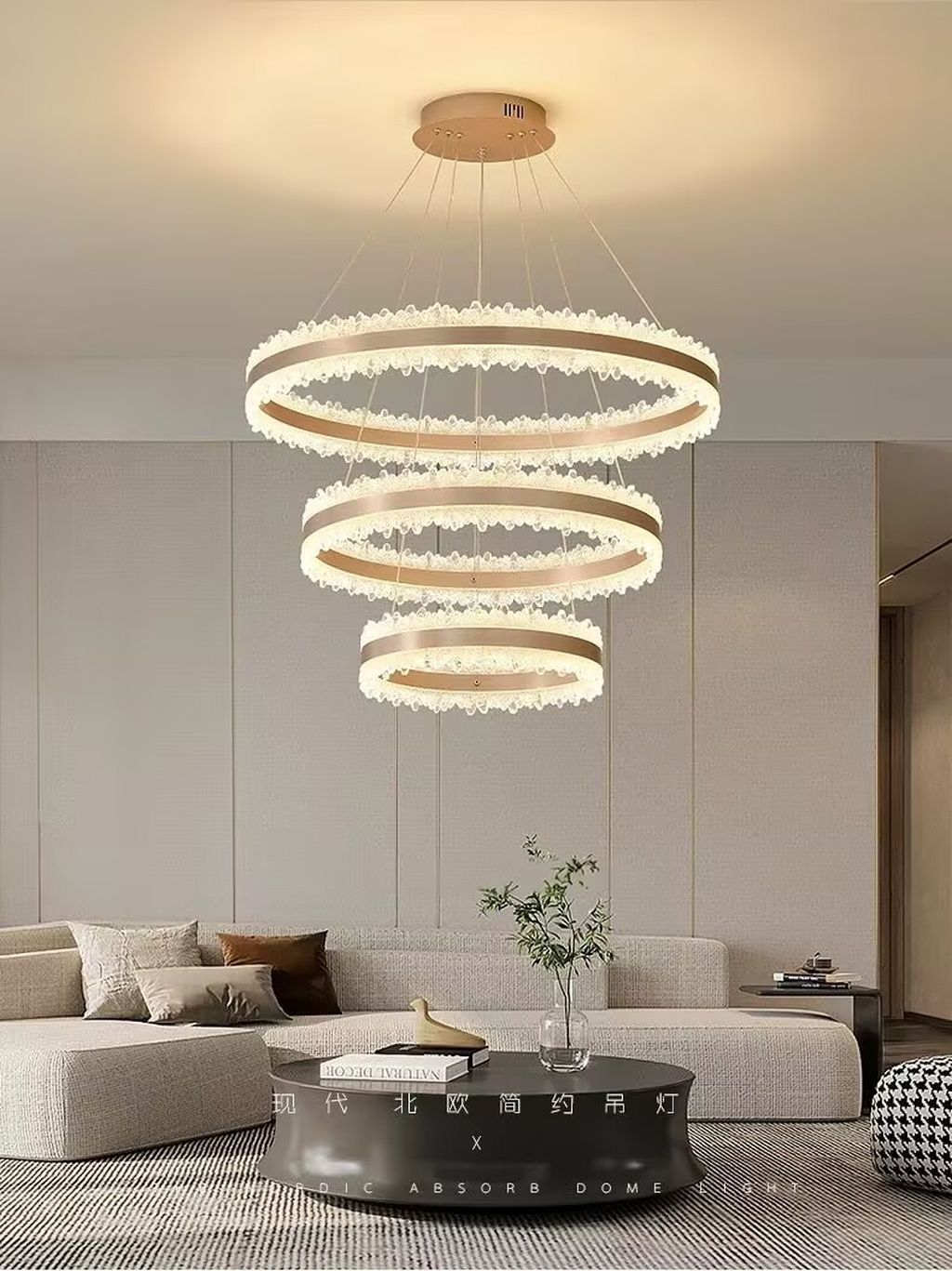 Đèn chùm trang trí thiết kế nổi bật với khung tròn đồng ánh kim sang trọng, điểm xuyết là những đường viền tinh xảo như viền ren pha lê. Chiếc đèn chùm trang trí phòng ngủ này mang đến cảm giác nhẹ nhàng, thanh thoát nhưng không kém phần đẳng cấp. Ánh sáng LED tỏa đều, dịu nhẹ và ấm áp, lan tỏa khắp không gian, tạo nên bầu không khí thư giãn lý tưởng cho phòng ngủ hoặc phòng khách.
