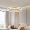 Đèn chùm trang trí thiết kế nổi bật với khung tròn đồng ánh kim sang trọng, điểm xuyết là những đường viền tinh xảo như viền ren pha lê. Chiếc đèn chùm trang trí phòng ngủ này mang đến cảm giác nhẹ nhàng, thanh thoát nhưng không kém phần đẳng cấp. Ánh sáng LED tỏa đều, dịu nhẹ và ấm áp, lan tỏa khắp không gian, tạo nên bầu không khí thư giãn lý tưởng cho phòng ngủ hoặc phòng khách.