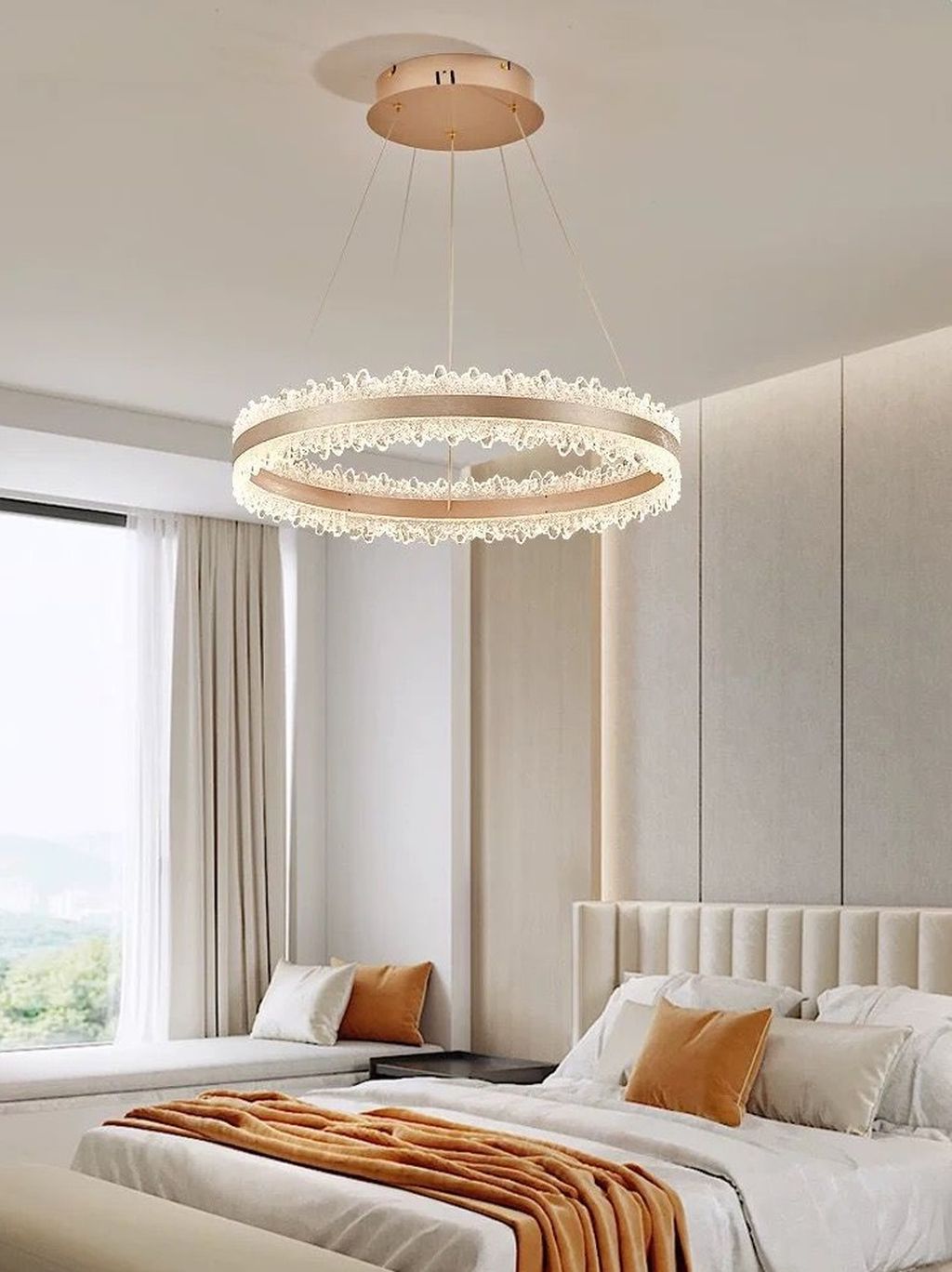 Đèn chùm trang trí thiết kế nổi bật với khung tròn đồng ánh kim sang trọng, điểm xuyết là những đường viền tinh xảo như viền ren pha lê. Chiếc đèn chùm trang trí phòng ngủ này mang đến cảm giác nhẹ nhàng, thanh thoát nhưng không kém phần đẳng cấp. Ánh sáng LED tỏa đều, dịu nhẹ và ấm áp, lan tỏa khắp không gian, tạo nên bầu không khí thư giãn lý tưởng cho phòng ngủ hoặc phòng khách.