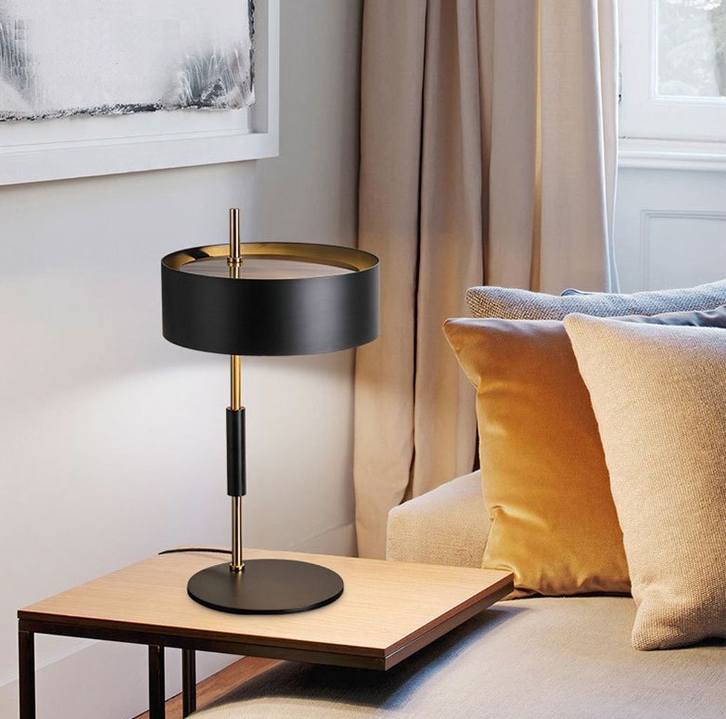 Đèn bàn decor được chế tác từ các chất liệu cao cấp như hợp kim chống gỉ, lớp sơn tĩnh điện bền màu, chống bám bụi hiệu quả. Điều này không chỉ giúp đèn duy trì vẻ đẹp thẩm mỹ lâu dài mà còn dễ dàng trong việc lau chùi, bảo quản. Chân đế chắc chắn giúp đèn đứng vững, đảm bảo an toàn trong quá trình sử dụng.