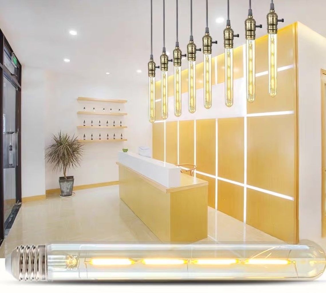 Thiết kế của bóng đèn lấy cảm hứng từ hình dáng ống nghiệm. Mang đến vẻ đẹp thanh lịch, hiện đại mà không kém phần cổ điển. Phần thân bóng được làm từ thuỷ tinh trong suốt cao cấp. Giúp ánh sáng tỏa đều tạo nên điểm nhấn thẩm mỹ đầy cuốn hút. Sự kết hợp hài hòa giữa các đường nét tối giản và sự sắc sảo trong từng chi tiết khiến chiếc đèn này trở thành một “tác phẩm nghệ thuật chiếu sáng” đúng nghĩa.