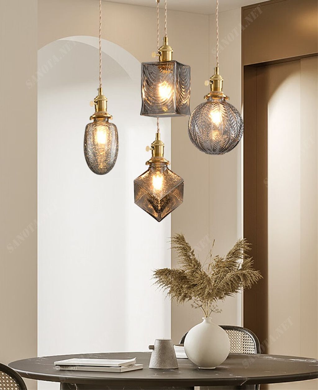 Với hơn 13 năm kinh nghiệm trong lĩnh vực kinh doanh đèn trang trí, Sanota đã và đang là đối tác tin cậy của hàng nghìn nhà thầu thiết kế – thi công nội thất, cũng như khách hàng cá nhân trên toàn quốc. Chúng tôi cam kết:
