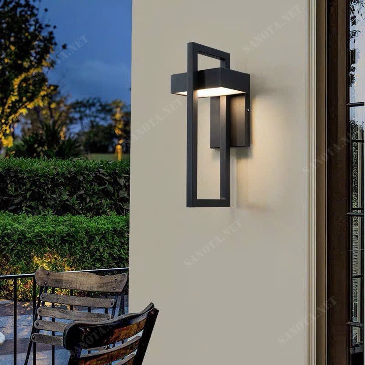Chiếc đèn treo tường ngoài hành lang có thiết kế tối giản đầy ấn tượng. Được chế tạo từ những thanh sắt sơn tĩnh điện, nó tạo ra một bức tranh khung hình chữ nhật đơn giản nhưng rất hiện đại. Mọi chi tiết trên chiếc đèn này tỏ ra rất cân đối và tinh tế.