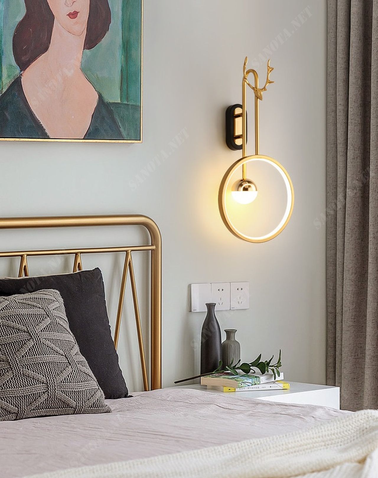 Đèn gắn tường vòng tròn kết hợp với sừng hươu SNT2328 – Chiếc đèn gắn tường nổi bật trên bức tường như một tác phẩm nghệ thuật đầy tinh tế và sang trọng. Với thiết kế thân đèn uốn cong kết hợp hoàn hảo với một vòng tròn tinh xảo, nó tạo nên một sự hoàn hảo hài hòa giữa sự tinh tế và tính thẩm mỹ.