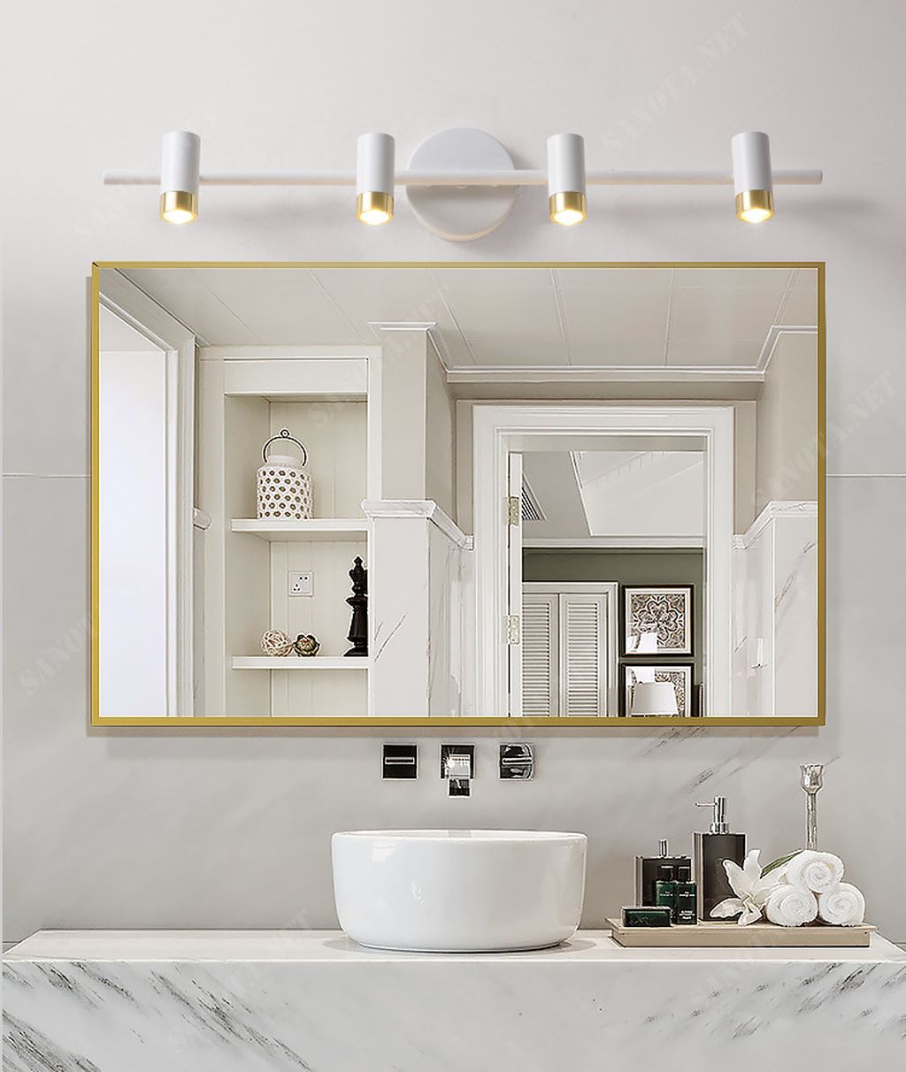 Chiếc đèn tường hiện đại này thật sự là một điểm nhấn tuyệt vời cho bất kỳ không gian nội thất nào. Với thiết kế thanh đèn thanh lịch. Chiếc đèn được gắn trên đó là những chiếc đèn rọi đơn giản nhưng không kém phần tinh tế. Đèn tường này không chỉ mang lại ánh sáng đặc biệt mà còn làm nổi bật không gian nơi nó được đặt.