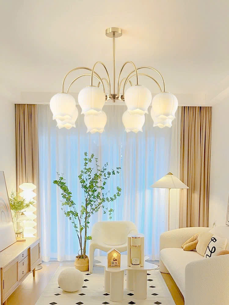 Mỗi sản phẩm đèn chùm thủy tinh của Sanota đều được lựa chọn kỹ lưỡng từ chất liệu thủy tinh cao cấp, kết hợp khung kim loại sơn tĩnh điện hoặc mạ vàng chống oxy hóa. Quy trình gia công tỉ mỉ đảm bảo đèn không chỉ đẹp mà còn bền bỉ, an toàn khi sử dụng lâu dài.