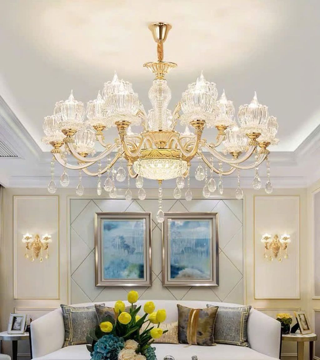 Đèn chùm cổ điển là dòng đèn trang trí lấy cảm hứng từ kiến trúc Châu Âu cổ điển, thường được làm từ chất liệu kim loại mạ vàng, đồng, pha lê, thủy tinh, với các chi tiết chạm khắc cầu kỳ, tinh tế. Ánh sáng từ đèn tạo nên không gian ấm cúng, đậm chất hoàng gia, thích hợp với không gian cao cấp và sang trọng.