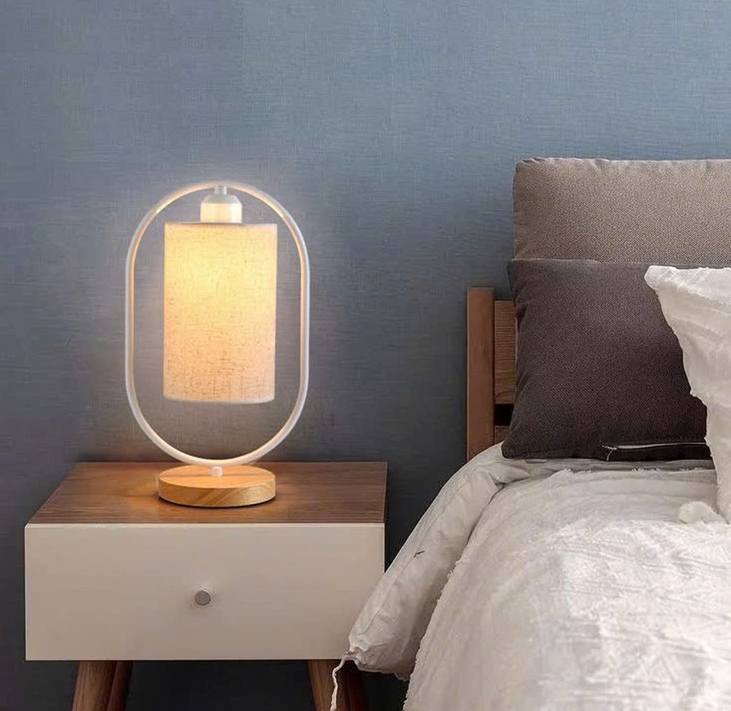 Đèn trang trí để bàn với thiết kế tối giản, nhưng không kém phần sang trọng. Chiếc đèn này mang đến sự hài hòa tuyệt đối giữa phong cách và tiện ích.