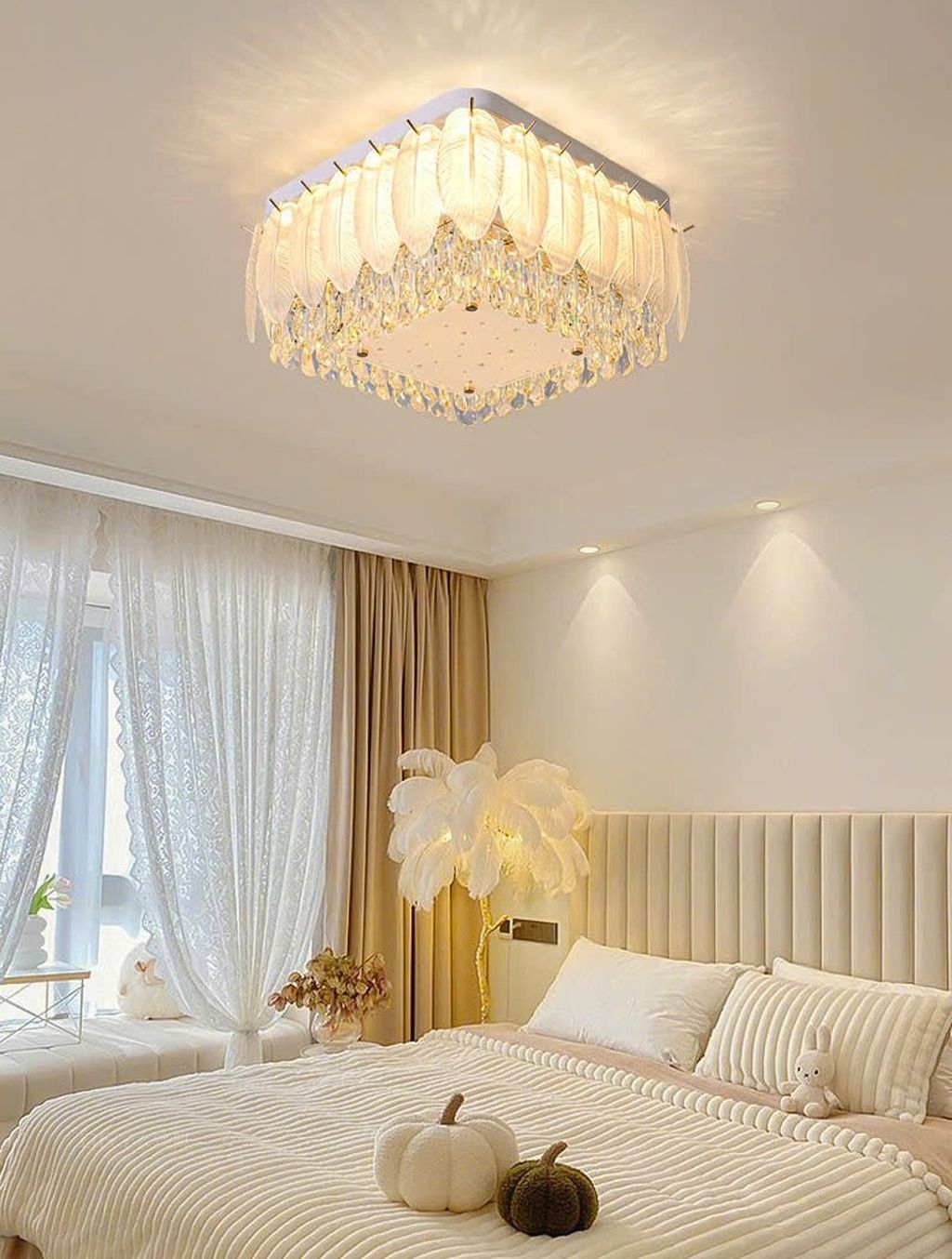 Đèn ốp trần phòng ngủ lông vũ pha lê chính là lựa chọn hoàn hảo. Chiếc đèn độc đáo này sẽ biến đổi hoàn toàn không gian của bạn, mang đến sự sang trọng hiện đại cho không gian sống của bạn.