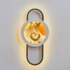 Đèn tường trang trí được thiết kế theo kiểu dáng hình oval phá cách, nổi bật với vòng tròn trung tâm kết hợp tranh nghệ thuật trừu tượng, lấy cảm hứng từ thiên nhiên và đường nét hình học hiện đại. Sự kết hợp hài hòa giữa ánh sáng LED vàng dịu nhẹ và hình ảnh trung tâm không chỉ giúp tạo điểm nhấn thị giác mà còn mang đến cảm giác ấm áp, dễ chịu, lý tưởng cho phòng ngủ, phòng khách hay hành lang.