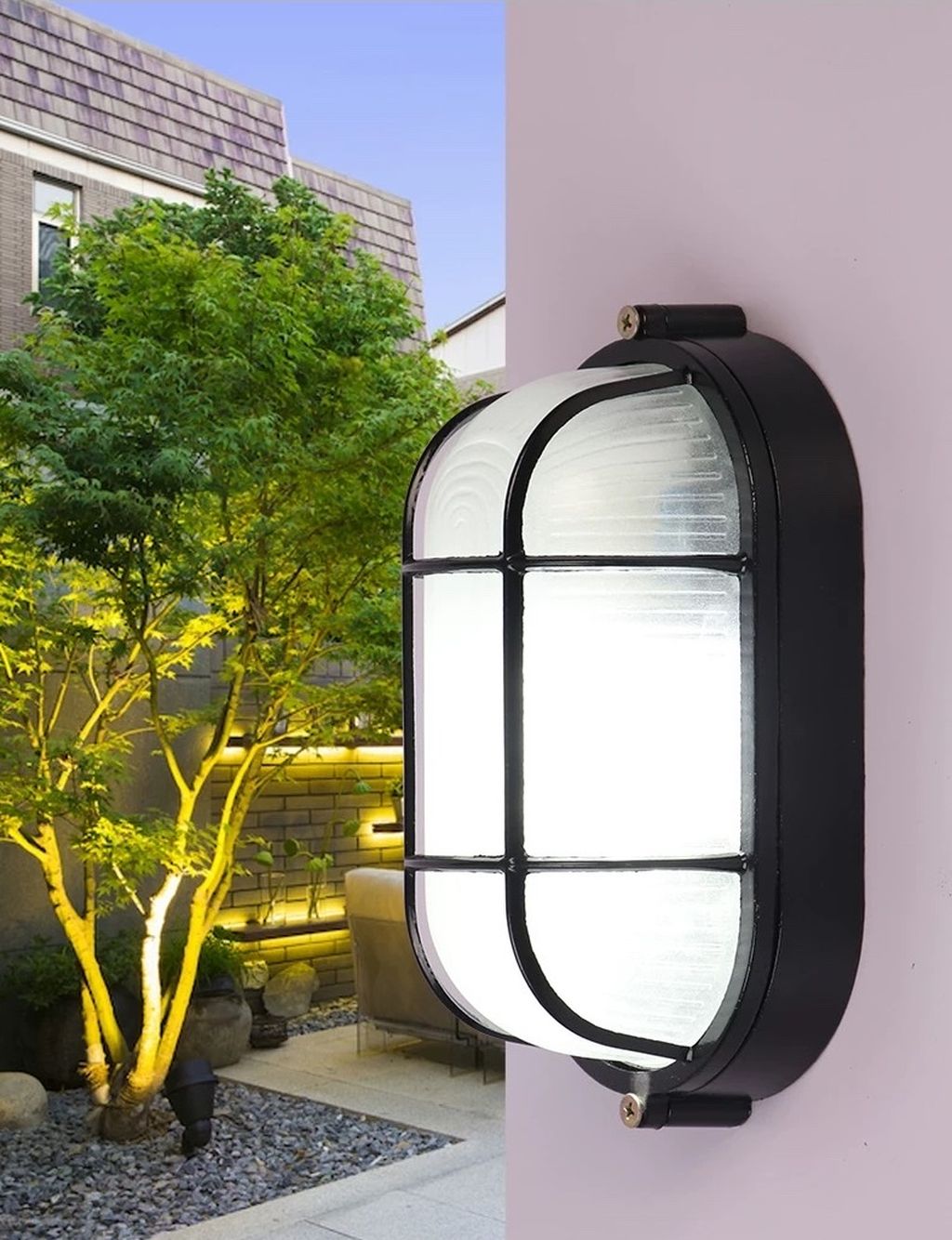 Đèn tường trang trí ngoại thất với phần khung đèn được làm từ kim loại cao cấp sơn tĩnh điện đen sang trọng, kết hợp cùng mặt kính cường lực sọc mờ có khả năng tán sáng dịu nhẹ, đèn tạo nên một hiệu ứng ánh sáng hài hòa, không chói lóa nhưng đủ làm nổi bật mọi chi tiết trong khu vườn, hành lang hay lối đi ngoài trời.
