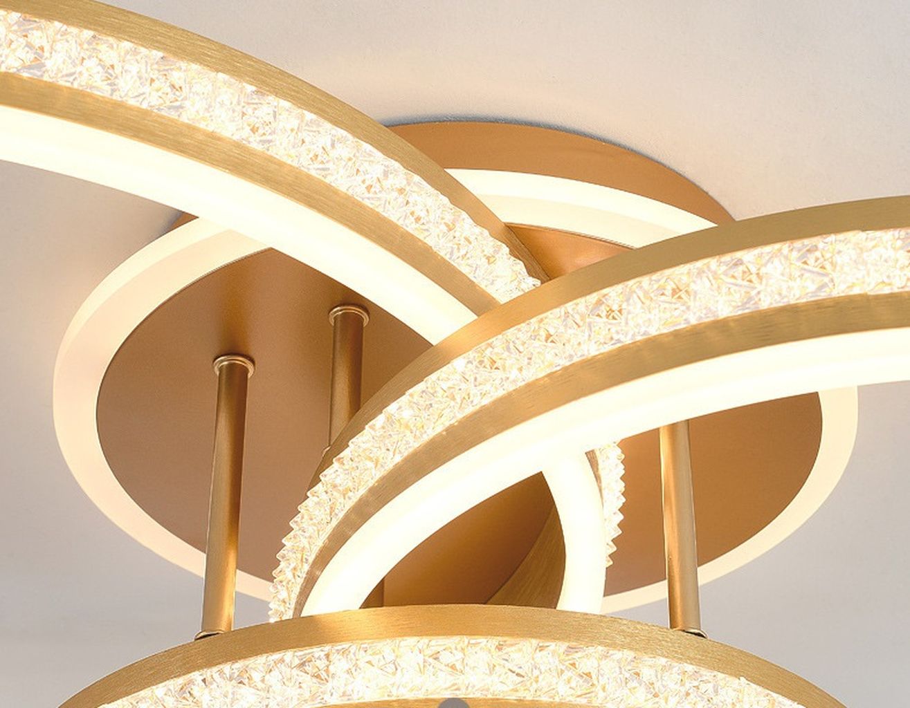Đèn ốp trần sang trọng được thiết kế với ba vòng tròn ánh sáng đan xen độc đáo. Tạo nên hình ảnh hài hòa, cân đối nhưng không kém phần ấn tượng. Gam màu vàng champagne sang trọng kết hợp viền ánh sáng LED dịu mắt không chỉ giúp không gian bừng sáng mà còn mang lại cảm giác ấm áp, gần gũi. Chất liệu kim loại cao cấp phủ sơn tĩnh điện bền bỉ, chống oxy hóa hiệu quả, giúp đèn giữ vững vẻ đẹp qua thời gian.