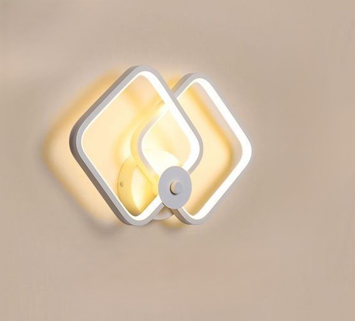 Đèn tường LED tứ giác hiện đại sở hữu thiết kế hình học phá cách với hai khối vuông lồng ghép tinh tế. Đèn tường này mang đến cảm giác hiện đại, trẻ trung nhưng vẫn đầy tính nghệ thuật. Ánh sáng LED trắng dịu nhẹ được bao viền đều khắp khung đèn, không chỉ giúp chiếu sáng hiệu quả mà còn tạo hiệu ứng thị giác sang trọng, đặc biệt vào buổi tối.