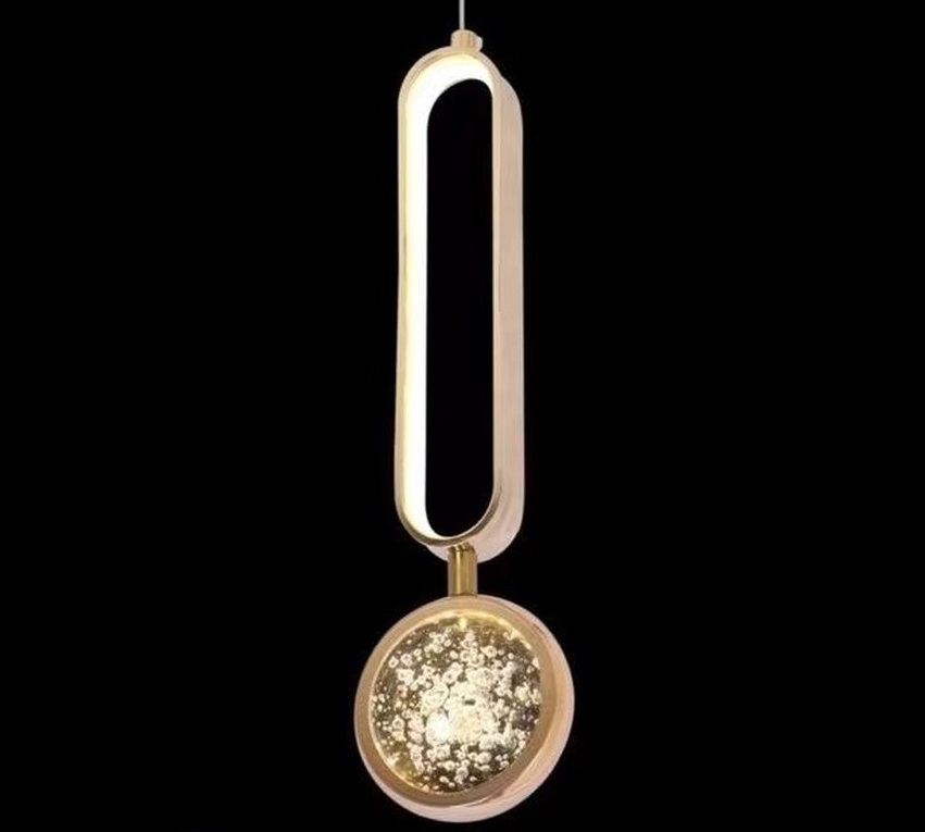 Đèn chùm oval thiết kế tối giản gây ấn tượng bởi bố cục treo bất đối xứng tinh tế. Cùng các thanh kim loại uốn cong hình oval kết hợp đèn LED tròn nhỏ tinh xảo. Mỗi chi tiết đều được hoàn thiện với lớp phủ ánh kim mờ sang trọng, tạo nên hiệu ứng ánh sáng phản chiếu mềm mại, góp phần nâng tầm không gian. Với sự kết hợp giữa màu sắc trung tính và kiểu dáng độc đáo, đèn phù hợp cho nhiều không gian khác nhau như phòng khách, sảnh đón tiếp, bàn ăn hay phòng họp cao cấp.