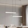 Đèn chùm LED thanh dài hiện đại đem lại sự cuốn hút bởi thiết kế hình khối thanh ngang đơn giản nhưng đầy tinh tế. Hai thanh đèn được bố trí so le nhau tạo nên hiệu ứng thị giác cân đối và phá cách. Dây treo mảnh mai, kết hợp cùng phần đế gắn trần sơn trắng tinh tế giúp tổng thể đèn trở nên "nhẹ" và hiện đại. Rất phù hợp với những không gian tối giản, nội thất phong cách Bắc Âu hoặc đương đại.