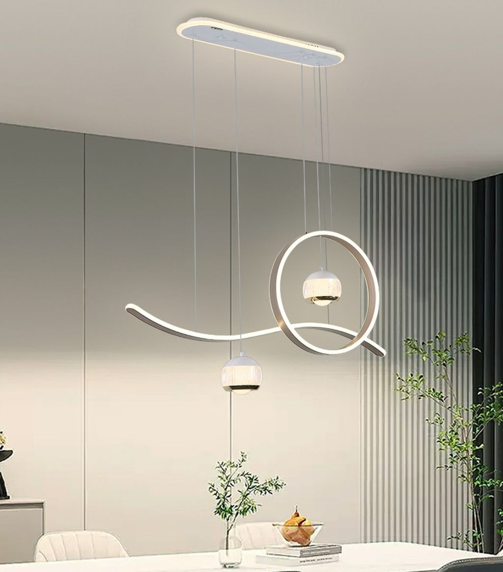 Đèn chùm thiết kế hiện đại này được thiết kế theo phong cách tối giản nhưng đầy nghệ thuật với phần khung kim loại uốn lượn tinh tế. Kết hợp hài hòa giữa đường cong mềm mại và vòng tròn sáng tạo. Hai chao đèn thả thủy tinh đi kèm chi tiết viền ánh kim tạo hiệu ứng phản chiếu ánh sáng đẹp mắt. Mang đến cảm giác ấm cúng nhưng không kém phần sang trọng cho không gian bàn ăn.