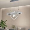 Đèn chùm hiện đại mang trong mình phong cách thiết kế đậm chất hiện đại tối giản tinh tế. Mẫu đèn chùm này tạo điểm nhấn độc đáo với khung đèn hình oval thanh mảnh lồng ghép tinh tế cùng đường cong hình thoi. Như một tác phẩm điêu khắc ánh sáng lơ lửng giữa không gian. Sự kết hợp giữa các thanh đèn LED ánh sáng trắng trung tính và phần bóng pha lê treo giữa trung tâm. Tạo nên hiệu ứng ánh sáng mềm mại, sang trọng nhưng không kém phần ấm áp và gần gũi.