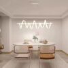 Đèn chùm LED được tạo hình theo phong cách xoắn lượn mềm mại, mô phỏng chuyển động linh hoạt như một dải lụa ánh sáng lơ lửng giữa không trung. Từng đường nét uốn cong được chế tác tỉ mỉ, kết hợp hài hòa giữa chất liệu cao cấp và ánh sáng LED dịu nhẹ. Tạo nên hiệu ứng ánh sáng nổi bật nhưng không gây chói. Mang lại cảm giác ấm cúng và thư thái cho mọi bữa ăn gia đình hay buổi họp mặt thân mật.