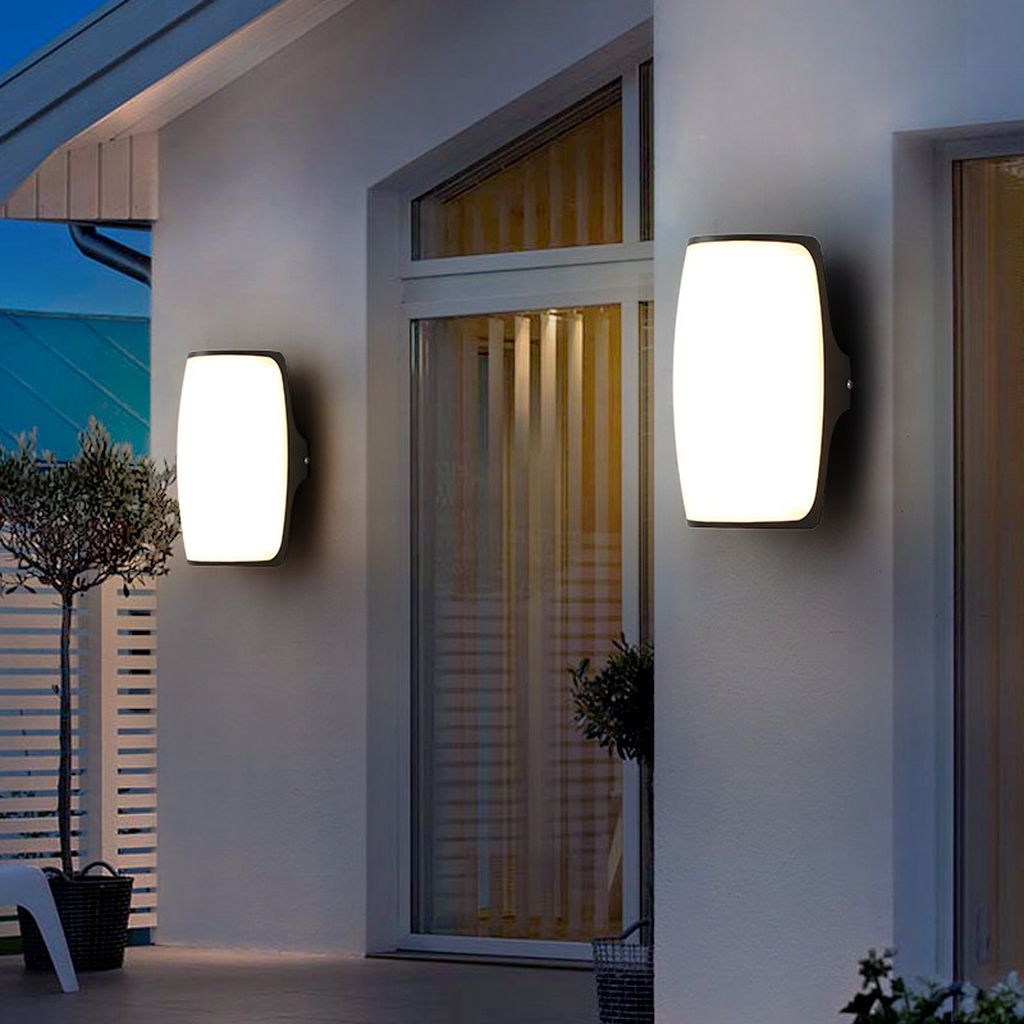 Đèn tường ngoài trời được thiết kế theo phong cách tối giản (minimalist). Thân đèn hình chữ nhật bo cong mềm mại, đường nét gọn gàng không cầu kỳ nhưng đầy tinh tế. Chao đèn được làm từ chất liệu mờ cao cấp, giúp khuếch tán ánh sáng một cách dịu nhẹ. Không gây chói lóa nhưng vẫn đủ sáng để làm nổi bật toàn bộ mặt tiền của ngôi nhà khi đêm xuống. Tông màu trung tính hiện đại, kết hợp với ánh sáng LED trắng ấm tạo nên bầu không khí ấm cúng và sang trọng. Dù lắp đặt ở hiên nhà, ban công, hành lang hay tường rào sân vườn. Chiếc đèn đều phát huy hiệu quả chiếu sáng đồng thời nâng tầm thẩm mỹ cho không gian sống.