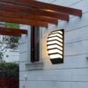 Đèn ốp tường ngoài trời được thiết kế theo phong cách tối giản (minimalist).Với kiểu dáng tối giản nhưng đầy tinh tế. Mẫu đèn tường này ghi điểm bởi kết cấu từng lớp lượn sóng xếp tầng tạo chiều sâu thị giác độc đáo. Sự phối hợp hài hòa giữa sắc đen mạnh mẽ và lớp chao đèn mờ trắng dịu mắt. Mang đến cảm giác ấm áp, sang trọng nhưng không kém phần hiện đại. Đây chính là sự lựa chọn hoàn hảo cho những ai yêu thích vẻ đẹp kiến trúc tối giản nhưng khác biệt.