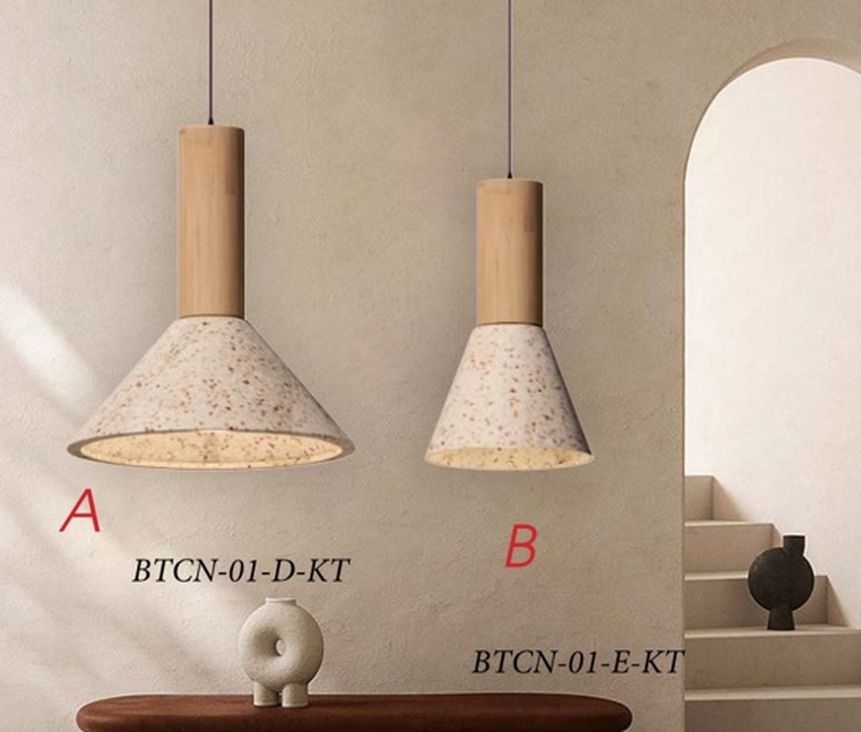 Đèn thả bê tông đá mài sợi khảm xà cừ được mài thủ công từ hỗn hợp bê tông đá rửa trộn với sợi thủy tinh composite. Mỗi chiếc đèn được mài thủ công bằng tay. Mang đến một vẻ đẹp mộc mạc, tinh tế mà không kém phần sang trọng. Chiếc đèn là sự kết hợp giữa chất liệu đá mài và đuôi đèn gỗ tự nhiên. Tạo nên một cái nhìn ấn tượng, và rất nhẹ để treo. Không chỉ là một nguồn ánh sáng đơn giản, mà đèn xi măng còn là một tác phẩm trang trí. Đem lại cảm giác thân thuộc, gần gũi cho không gian sử dụng.