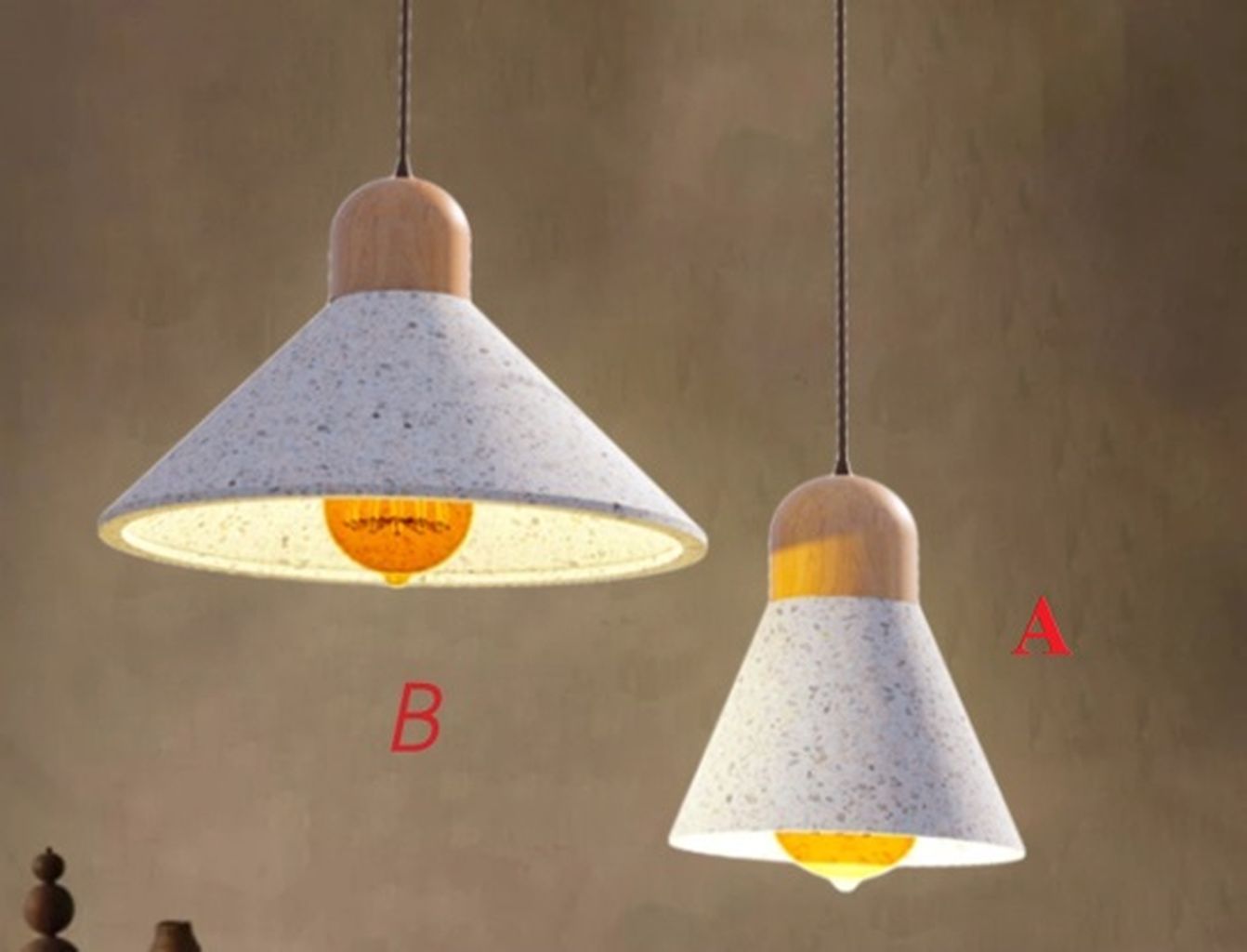 Đèn đá mài sợi thủy tinh cao cấp, đèn thả mang lại vẻ ngoài cứng cáp nhưng không kém phần mềm mại nhờ lớp hoàn thiện khảm trai đầy nghệ thuật. Phần chao đèn hình nón với hai kiểu dáng được thiết kế để phù hợp với nhiều không gian nội thất. Từ phòng ăn ấm cúng, quầy bar hiện đại cho đến phòng khách tối giản đậm chất Scandinavian.