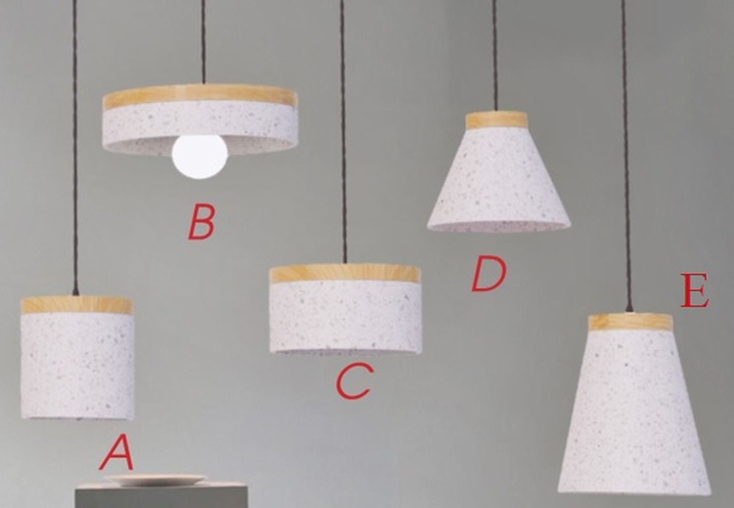 Đèn thả bê tông đá mài khảm trai đuôi gỗ được mài thủ công từ hỗn hợp bê tông đá rửa trộn với sợi thủy tinh composite. Mỗi chiếc đèn được mài thủ công bằng tay. Mang đến một vẻ đẹp mộc mạc, tinh tế mà không kém phần sang trọng. Chiếc đèn với cái nhìn ấn tượng của chất liệu đá mài, và rất nhẹ để treo. Không chỉ là một nguồn ánh sáng đơn giản, mà đèn xi măng còn là một tác phẩm trang trí. Đem lại cảm giác thân thuộc, gần gũi cho không gian sử dụng.