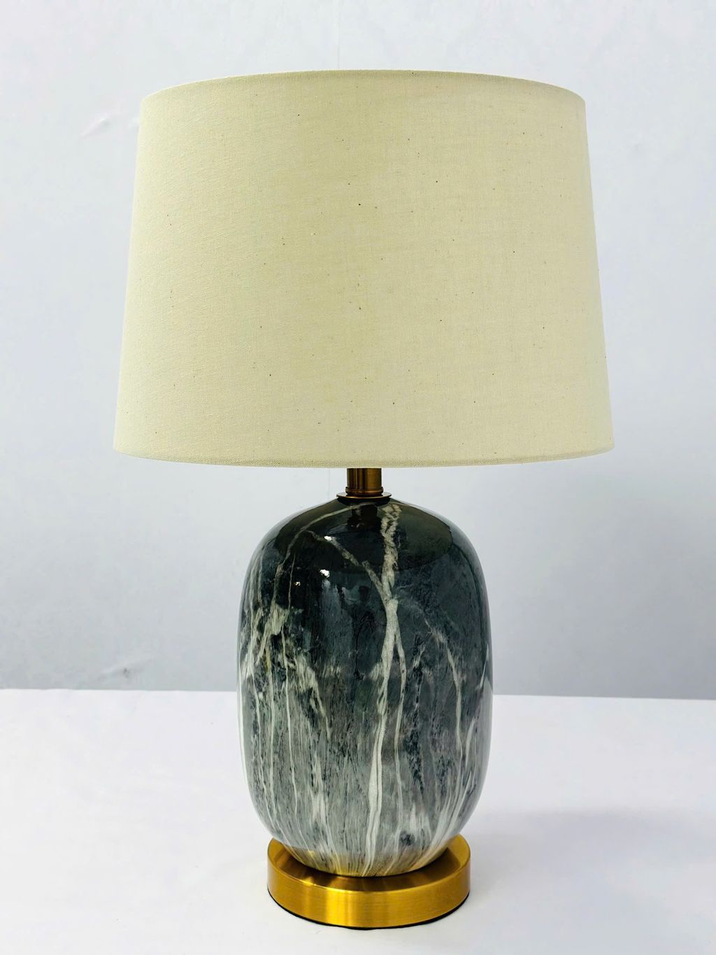 Đèn để bàn gốm sứ đầy thu hút, một tác phẩm nghệ thuật kết hợp giữa sự cổ điển và hiện đại. Góp phần làm nổi bật bất kỳ không gian nào mà nó tôn vinh. Chiếc đèn này không chỉ là một vật dụng nội thất thông thường. Mà còn là một biểu tượng của sự thanh lịch và sang trọng. Với thiết kế gốm sứ cổ điển, chiếc đèn để bàn này thổi hồn vào không gian với vẻ đẹp tinh tế và cổ điển. Sự kết hợp giữa các bộ phận được thực hiện một cách tinh tế và khéo léo. Từ chân đế vững chãi đến chụp đèn mềm mại, tất cả đều tạo nên một tác phẩm nghệ thuật đồng nhất và hài hòa.