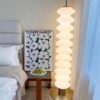 Đèn đứng kiểu chuỗi bạch ngọc với điểm nhấn ấn tượng đầu tiên chính là thiết kế hình trụ lượn sóng độc đáo. Hình khối mềm mại nhưng dứt khoát, làm nổi bật vẻ đẹp tinh tế và khác biệt. Sản phẩm có chiều cao 150cm, phù hợp để đặt bên cạnh sofa, lối đi hoặc ở góc phòng khách. Tạo nên một không gian thẩm mỹ đầy cuốn hút.