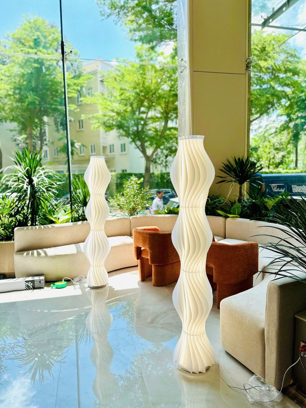 Đèn đứng trang trí lấy cảm hứng từ hình thái tự nhiên. Đèn đứng được tạo nên từ 22 lá uốn cong mềm mại xếp lớp liên hoàn. Tạo cảm giác như đang chuyển động trong không gian. Cấu trúc gợn sóng tạo chiều sâu thị giác, ánh sáng khi bật lên nhẹ nhàng lan tỏa qua từng khe lá, đem đến cảm giác thư giãn và ấm áp.