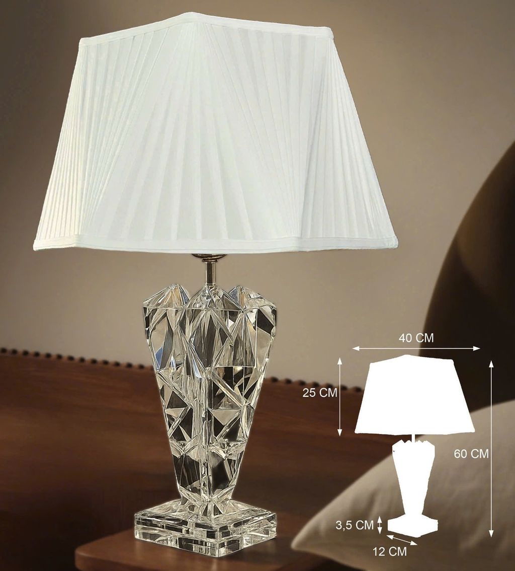 Chiếc đèn bàn pha lê cao cấp này gây ấn tượng mạnh mẽ ngay từ cái nhìn đầu tiên với chân đèn pha lê cắt khối đa diện độc đáo. Tinh xảo như một viên kim cương lấp lánh dưới ánh đèn. Mỗi góc cạnh pha lê phản chiếu ánh sáng lung linh, mang lại hiệu ứng thị giác cao cấp. Biến chiếc đèn trở thành điểm nhấn đầy nghệ thuật cho không gian phòng ngủ, phòng khách hay góc làm việc.