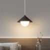 Đèn thả hiện đại gây ấn tượng với thiết kế chao đèn hình nón úp ngược màu đen nhám. Gam màu biểu tượng của sự sang trọng và hiện đại. Phía dưới là bóng đèn hình cầu phát sáng dịu nhẹ, mang lại cảm giác thư giãn mỗi khi bạn ngả lưng sau một ngày dài. Kiểu dáng nhỏ gọn, không chiếm diện tích, giúp đèn dễ dàng treo ở vị trí đầu giường. Mà không gây vướng víu hay rối mắt như các loại đèn bàn truyền thống.