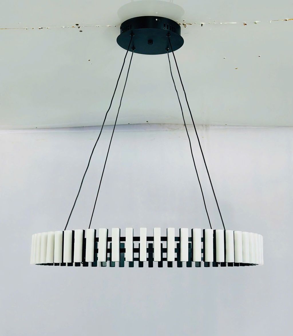 Chiếc đèn chùm vòng LED này gây ấn tượng mạnh bởi kiểu dáng hình tròn độc đáo, mang đến sự cân đối và hài hòa cho tổng thể nội thất. Thân đèn được tạo thành từ những thanh LED bố trí đều nhau, phát sáng nhẹ nhàng nhưng không kém phần nổi bật, tạo nên một vòng sáng lơ lửng đầy mê hoặc giữa không trung. Tông màu ánh sáng vàng trung tính giúp không gian phòng khách trở nên ấm cúng, sang trọng mà không gây chói mắt.