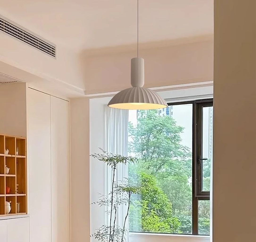 Đèn thả chao gốm sang trọng được lấy cảm hứng từ phong cách Scandinavian và Minimalist, chiếc đèn thả này sở hữu đường cong mềm mại, phần chao hình vòm thanh thoát với các đường gân nổi nhẹ nhàng. Chất liệu gốm cao cấp không chỉ bền bỉ mà còn tạo nên hiệu ứng ánh sáng ấm áp, dịu mắt, giúp tôn lên vẻ đẹp của mọi không gian từ phòng ăn, phòng khách đến phòng ngủ.