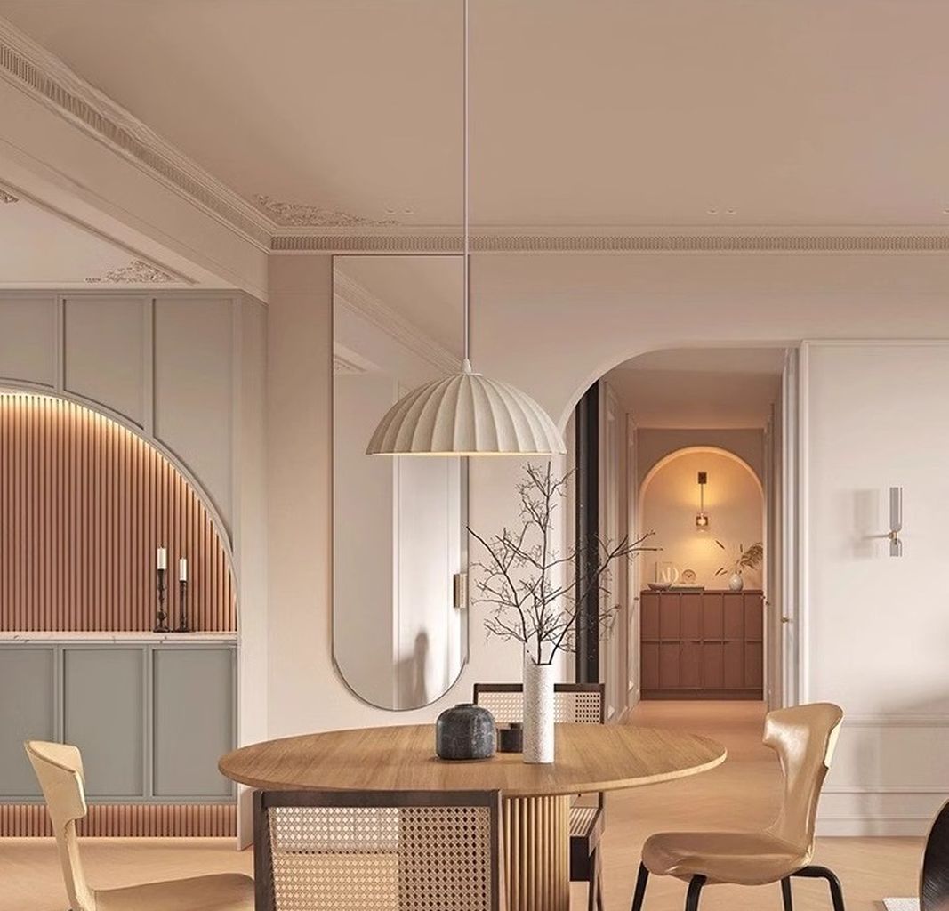 Đèn thả chao gốm sang trọng được lấy cảm hứng từ phong cách Scandinavian và Minimalist, chiếc đèn thả này sở hữu đường cong mềm mại, phần chao hình vòm thanh thoát với các đường gân nổi nhẹ nhàng. Chất liệu gốm cao cấp không chỉ bền bỉ mà còn tạo nên hiệu ứng ánh sáng ấm áp, dịu mắt, giúp tôn lên vẻ đẹp của mọi không gian từ phòng ăn, phòng khách đến phòng ngủ.