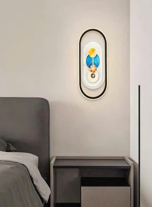Đèn tranh treo tường được thiết kế với khung oval bo viền tinh tế. Bên trong là hình ảnh cách điệu các hành tinh với gam màu nổi bật: vàng, xanh dương, nâu đồng và trắng. Sự sắp xếp cân đối tạo cảm giác như một bức tranh vũ trụ thu nhỏ. Gợi nên chiều sâu và sự bí ẩn đầy cuốn hút. Khi ánh sáng LED lan tỏa dịu nhẹ, từng chi tiết nghệ thuật càng trở nên sống động. Mang đến hiệu ứng thị giác ấn tượng cho không gian.