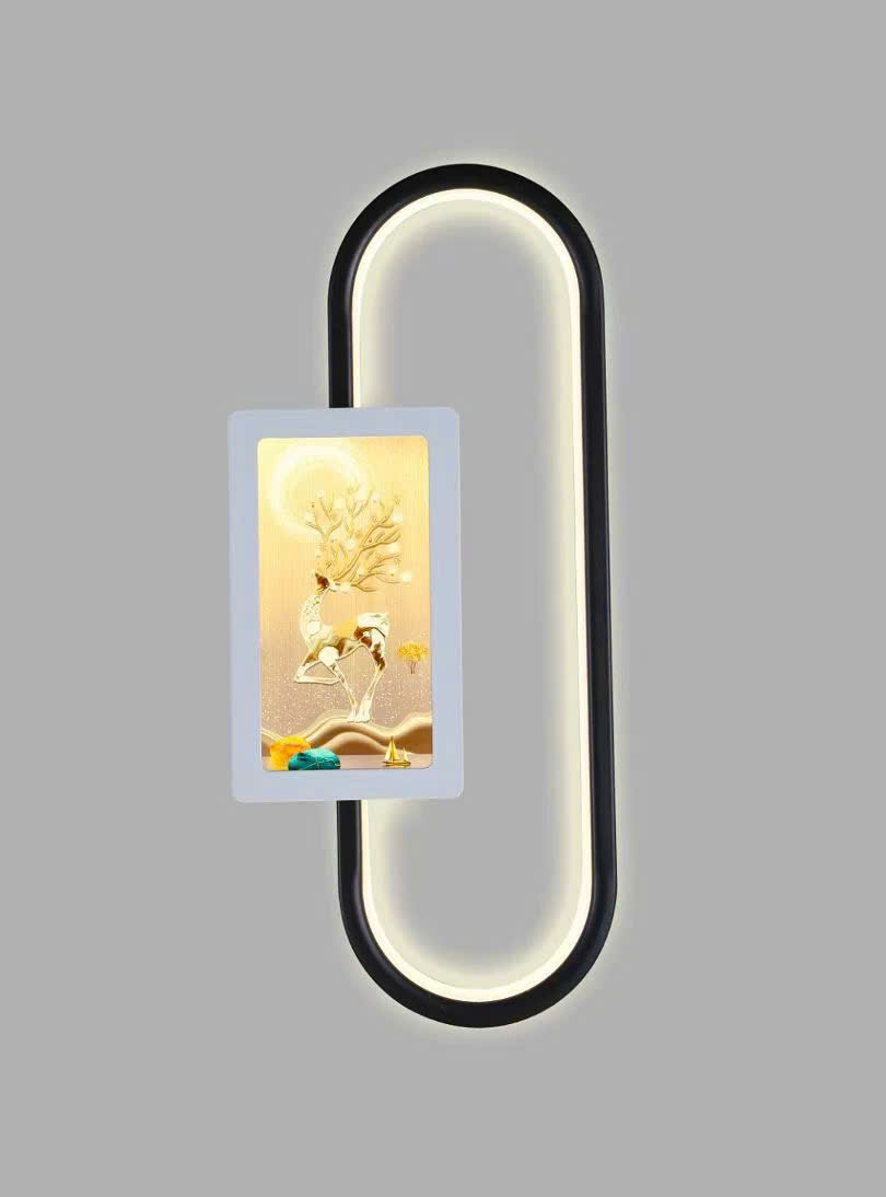 Đèn treo tường trang trí gây ấn tượng ngay từ ánh nhìn đầu tiên với thiết kế khung oval bo tròn mềm mại. Bao bọc bên trong là bức tranh nghệ thuật đầy ý nghĩa với hình ảnh chú hươu và cây cối. Biểu tượng cho sự thịnh vượng, bình an và phát triển. Hệ thống ánh sáng LED hiện đại được lồng ghép khéo léo, tạo hiệu ứng chiếu sáng dịu nhẹ. Vừa mang đến cảm giác ấm áp vừa tôn lên vẻ đẹp của bức tranh bên trong.