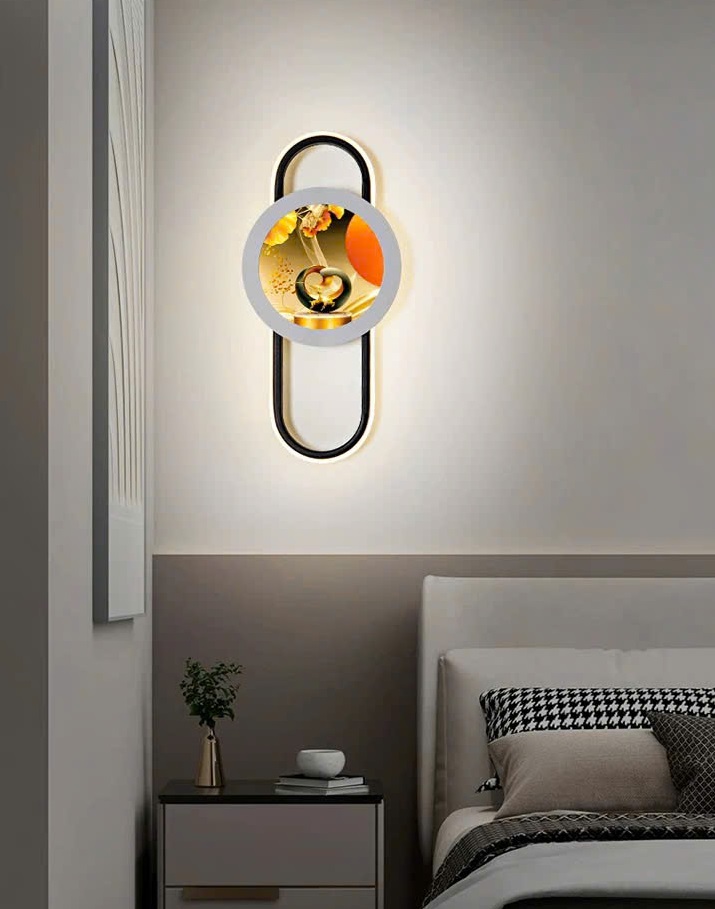 Đèn tường là sự kết hợp hoàn hảo giữa ánh sáng hiện đại và nghệ thuật truyền thống. Được thể hiện rõ trong mẫu đèn tường phòng ngủ kết hợp tranh thiên nga. Thiết kế khung oval bo tròn mềm mại, bên trong là vòng tròn trung tâm với hình ảnh hoa đầy nghệ thuậ. Tạo nên hiệu ứng ánh sáng lung linh, sang trọng và độc đáo.