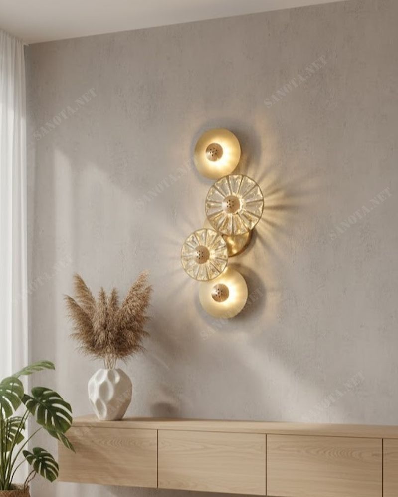 Chiếc đèn tường mạ vàng hiện đại SNT5846 nổi bật với thiết kế kết hợp 4 đĩa tròn có kích thước khác nhau. Sắp xếp theo chiều dọc một cách ngẫu hứng...